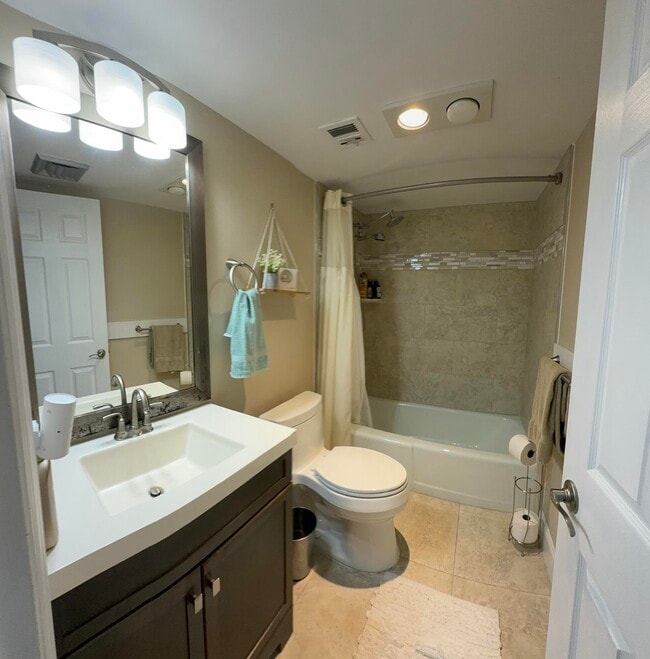 Building Photo - 130 Lakeshore Dr