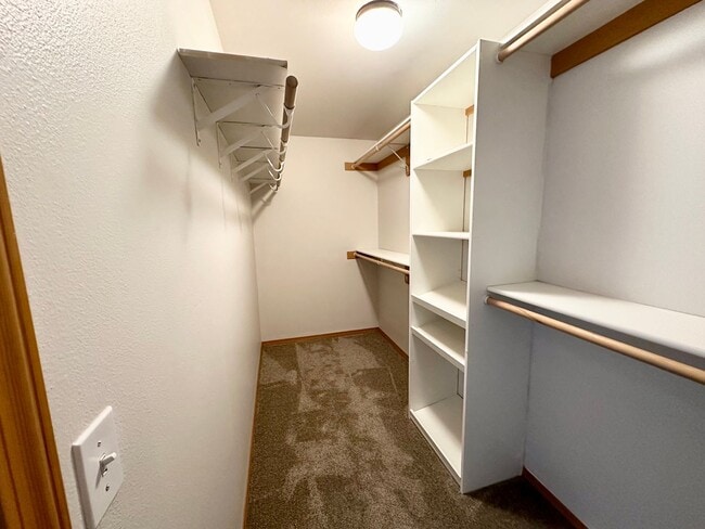 Building Photo - Charming 3 Bedroom Home