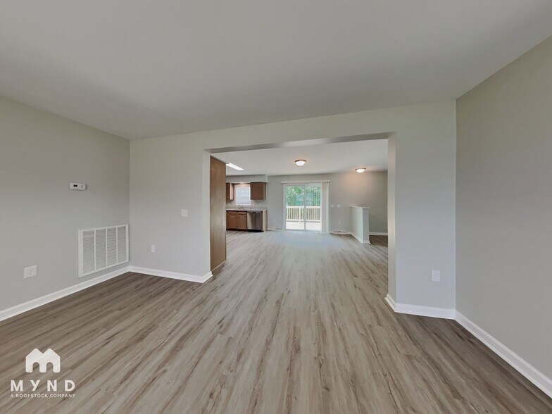 Building Photo - 215 Clearwater Dr