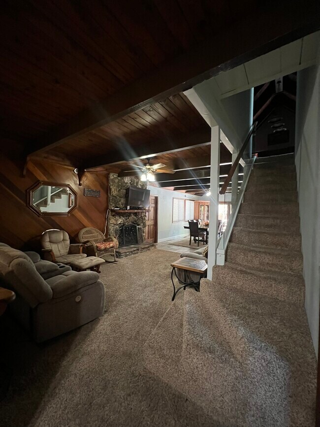 Building Photo - 933 Edgewood Cir