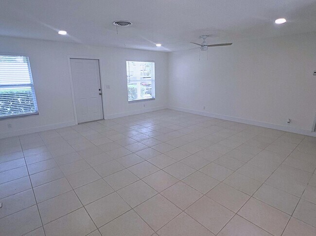 Building Photo - 1260 Manor Dr