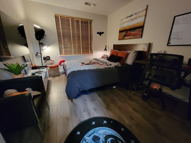 Building Photo - 692 W Springer Dr