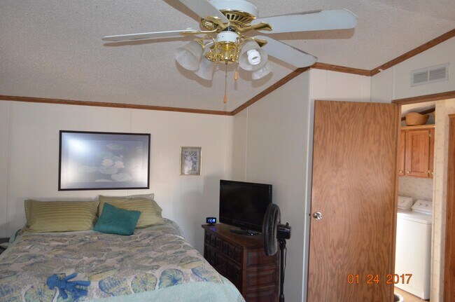 Building Photo - 805 S Weatherford St