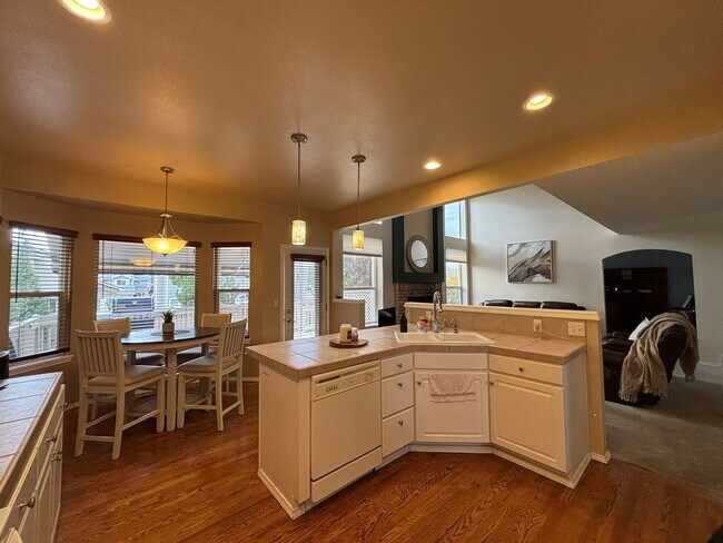 Building Photo - Meticulsly Maintained 5 Bedroom, 4 Bathroom Home