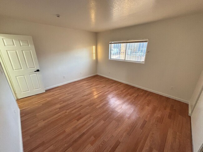 Building Photo - 4765 Thunderbolt Ave