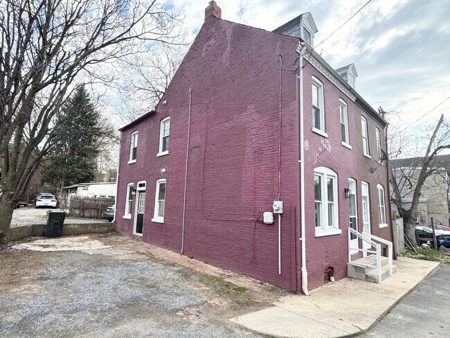 Building Photo - 3 Bedroom Semi-Detached Home