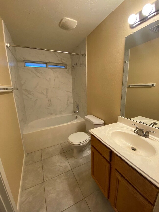 Building Photo - Spacious 4Bed, 2.5 Bath plus Bonus Room, 2-story home in the desirable Remington Grove community!