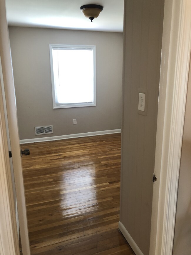 Building Photo - $1,950 / 3br - 1600ft2 - Recently Renovate...