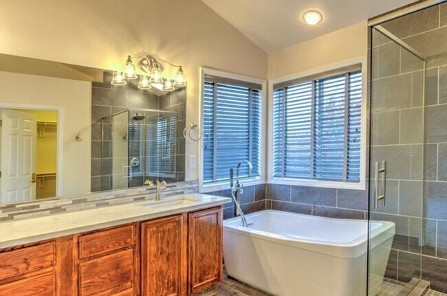 Building Photo - Felida Gem... 4 bedroom, 2.5 bath availabl...