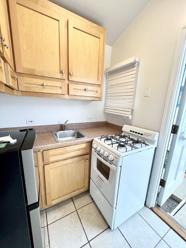 Building Photo - !!! OPEN HOUSE !!! - Wednesday 4/1 - 2:00pm to 6:00pm