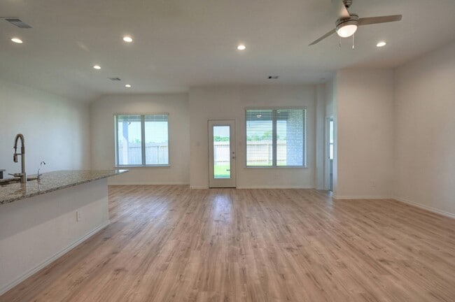 Building Photo - 31603 Zoe Pt