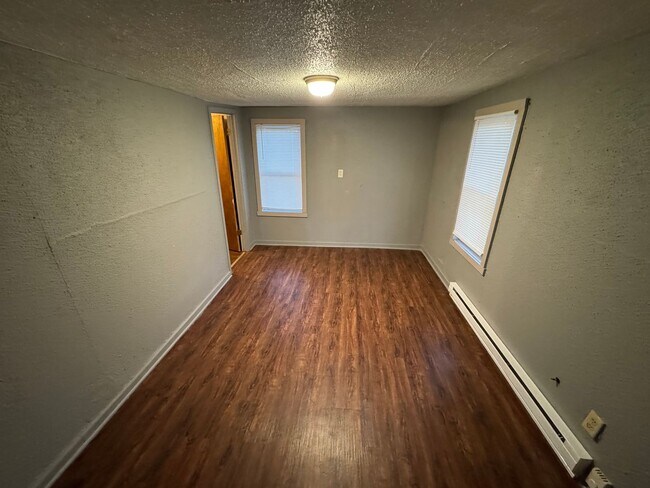 Building Photo - House 2BR/2BA