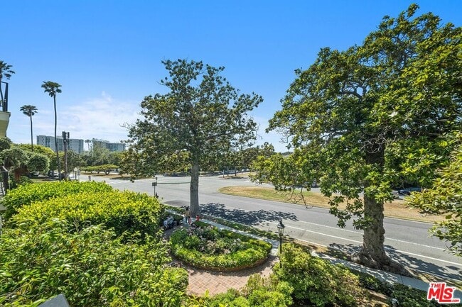 Building Photo - 404 San Vicente Blvd