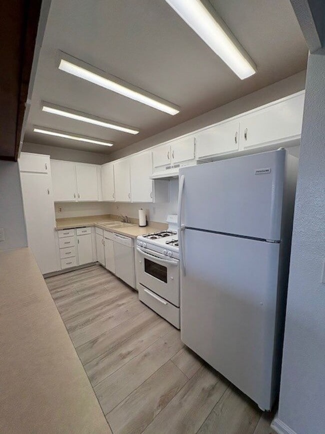 Building Photo - Three minutes from the beach!