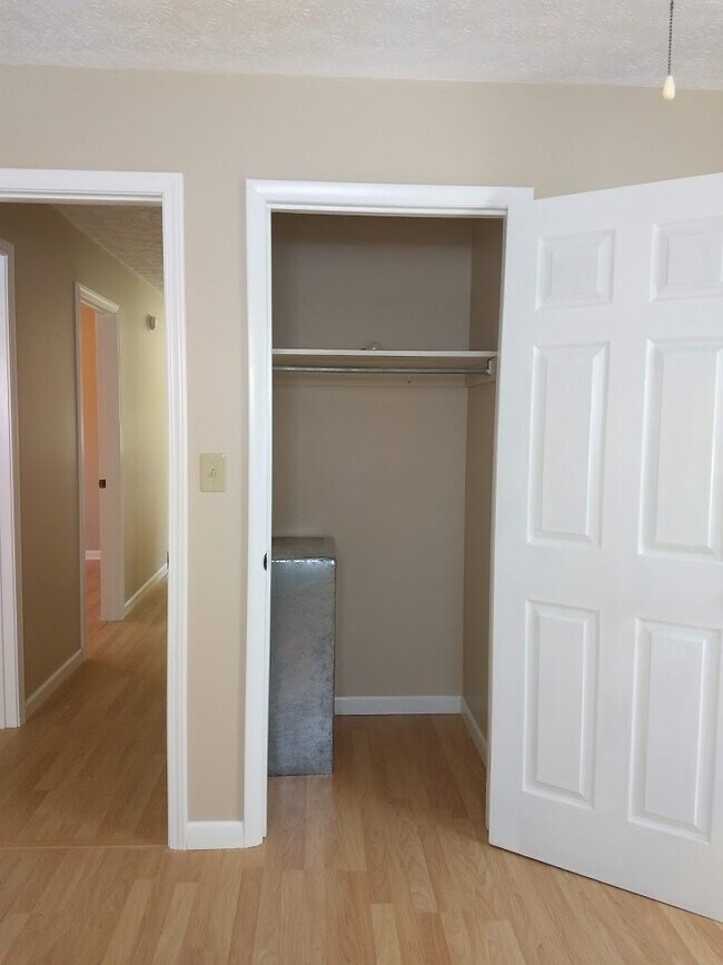 Building Photo - 137 Prentice St