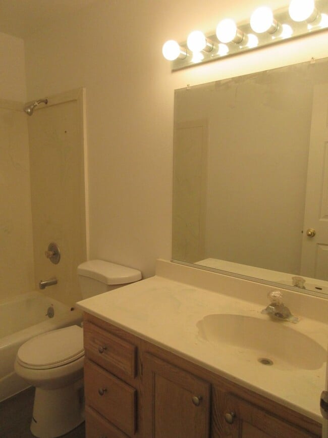 Building Photo - **Move-In Bonus!** 3 bed, 2 bath Twin Home