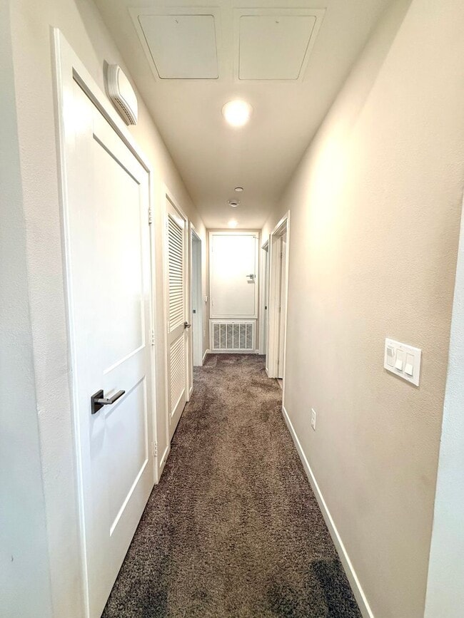 Building Photo - Newer 2 bedroom 2 bath luxury SMART HOME c...