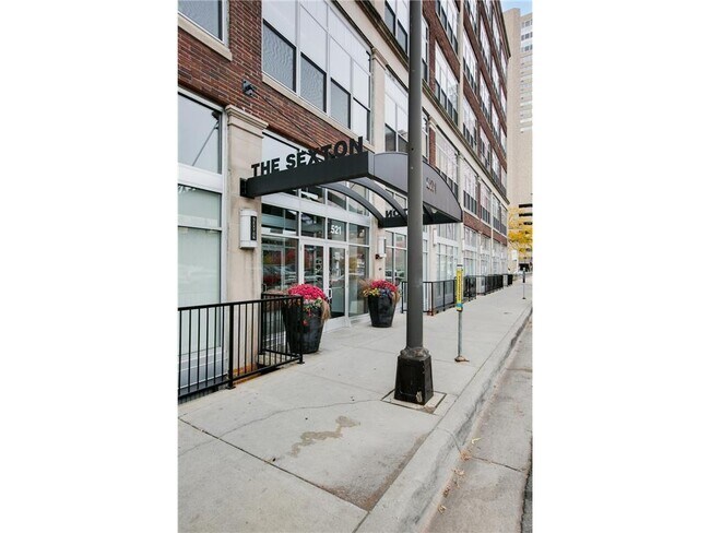 Building Photo - 521 S 7th St