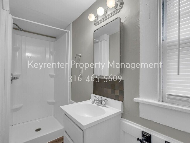 Building Photo - Charming 2 bedroom 1 bath Craftsman Duplex