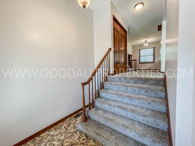 Building Photo - 3 Bedroom, 3 bath Home in West Des Moines!!