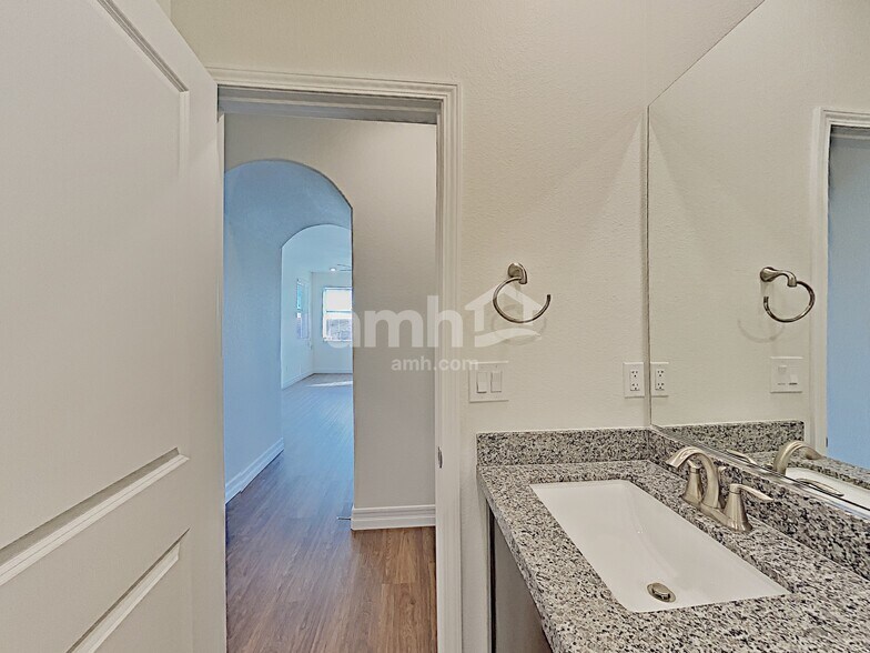 Building Photo - 4702 Tree Swing St