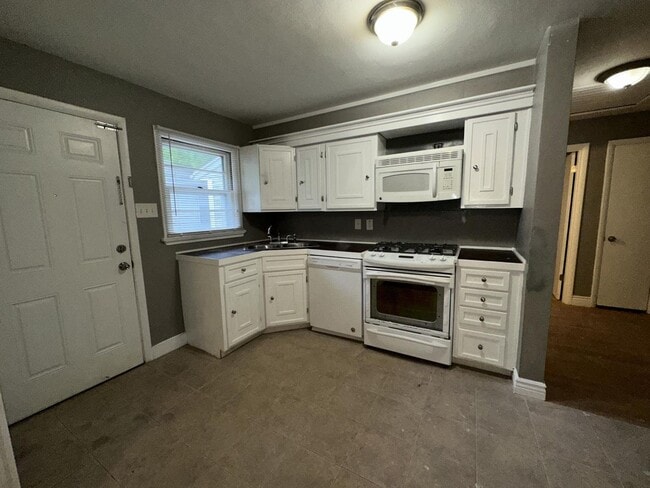 Building Photo - Lovely 2 Bedroom / 2 Bath for Rent - Section 8 Welcome