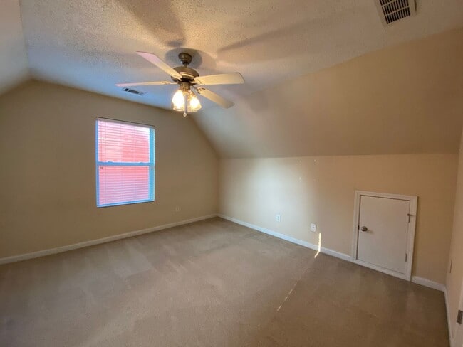 Building Photo - BRIDGEWATER HOME! PRE-LEASING FOR AUGUST 2...