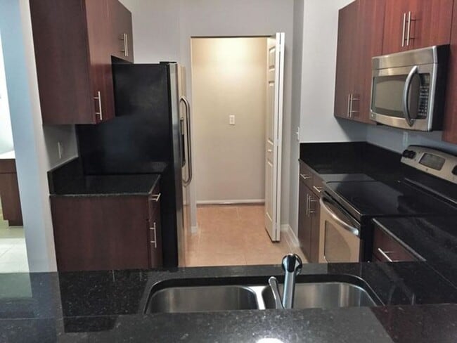 Building Photo - 4905 Midtown Ln