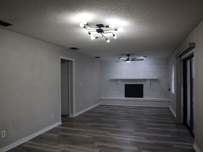 Building Photo - 4 BEDROOM 2 Bath  Pool Home!  Call Carole Arcaro 386-216-4900 Deltona Lakes Realty