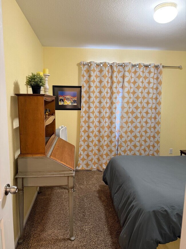 Building Photo - Move in Special- Beautiful Furnished 3 Bedroom/2.5 Bathroom Single Family Home with Flexible Leas...