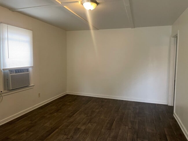 Building Photo - 2 BDRM 1 BA, 816 SQ FT HOME, DUKE POWER, CITY OF GREENSBORO WATER- $975 MONTH, $975 DEPOSIT!!