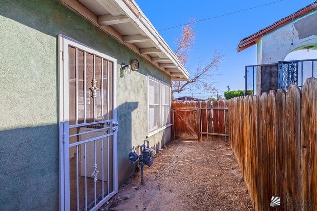 Building Photo - 678 S Orange Ave