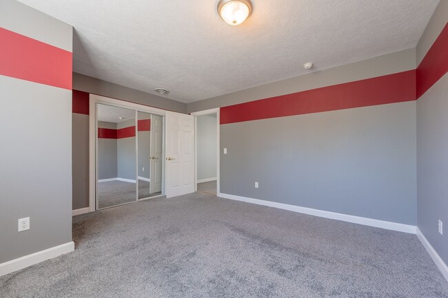 Building Photo - 1701 Stratford View Dr