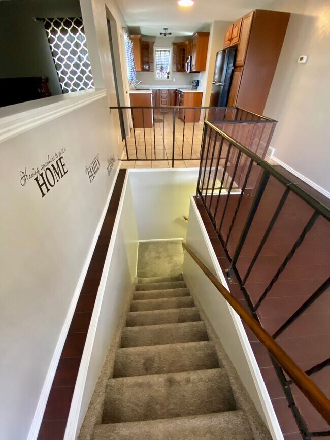 Building Photo - Beautifully Maintained Central 4 Bedroom. ...