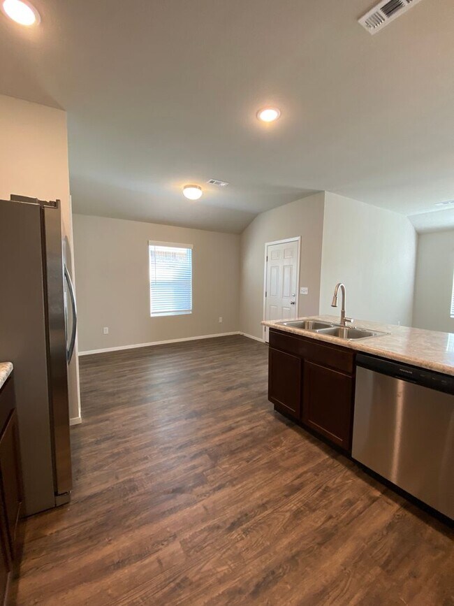 Building Photo - Comfortable 3-Bedroom, 2 Bath Living in Regency Park