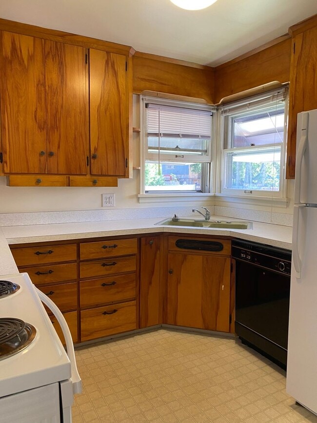 Building Photo - Classic university home with three bedroom...
