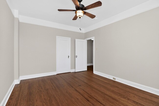 Building Photo - Absolutely stunning penthouse level unit in the historic Poplar building in Charlotte's tree line...