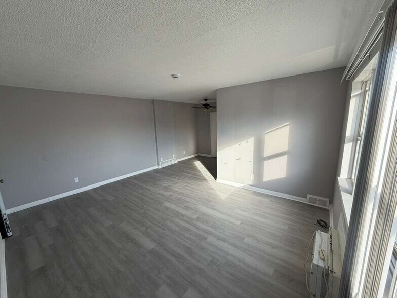 Building Photo - 1500 Luxor Rd