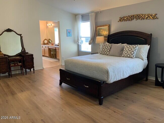 Building Photo - 2114 E Aire Libre Ave