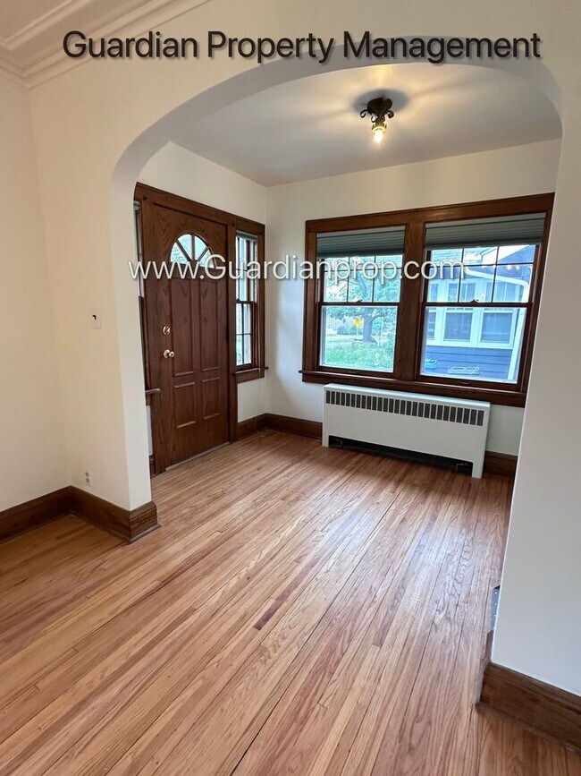 Building Photo - South Minneapolis Renovated Single Family Home, New Bathrooms, Hardwood Floors, W/D