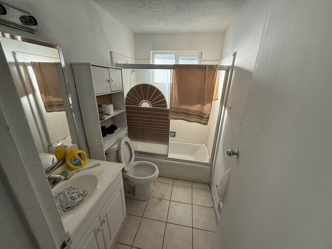 Building Photo - Upstairs Unit in Prime West Valley Location!