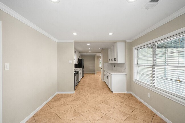 Building Photo - 5037 W 43rd St