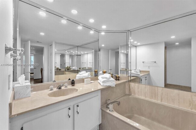 Building Photo - 1717 N Bayshore Dr