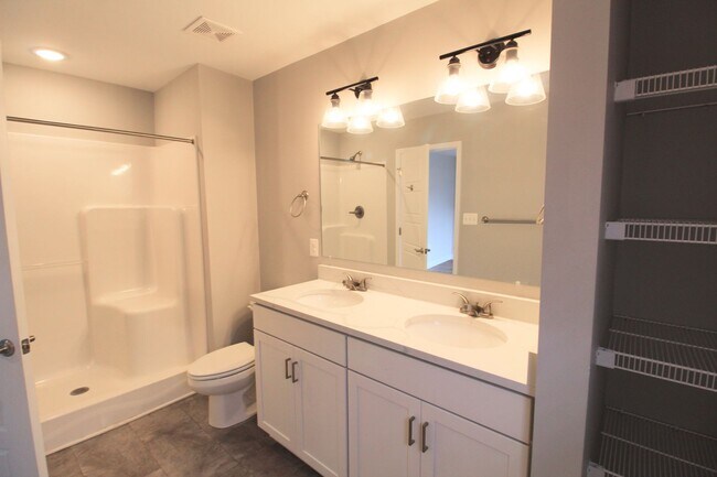 Building Photo - Large 3 level large end unit townhome with...