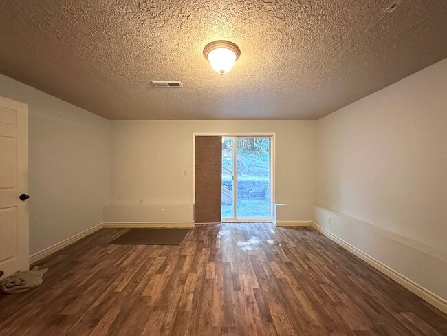 Building Photo - 3 Bed 2.5 Bath 3 Level Home w/ Furnished B...