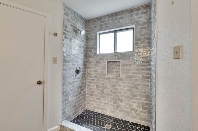 Building Photo - Great 3 bedroom home in South Austin!