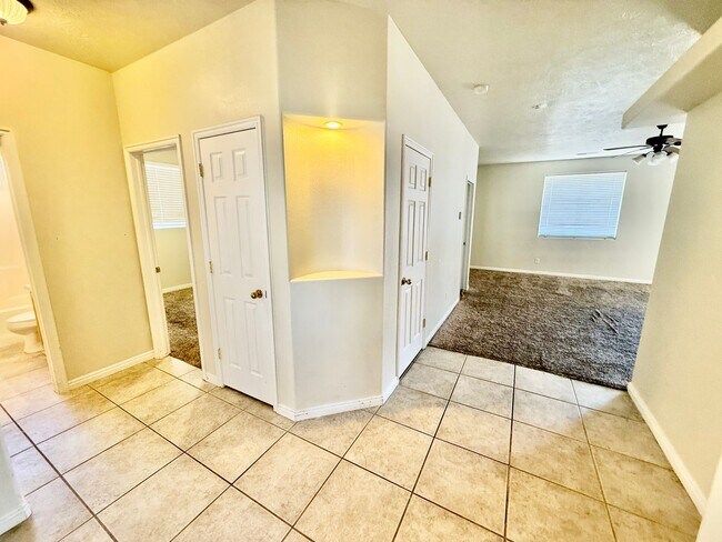Building Photo - 3 Bedroom 2 Bath - Canyon View