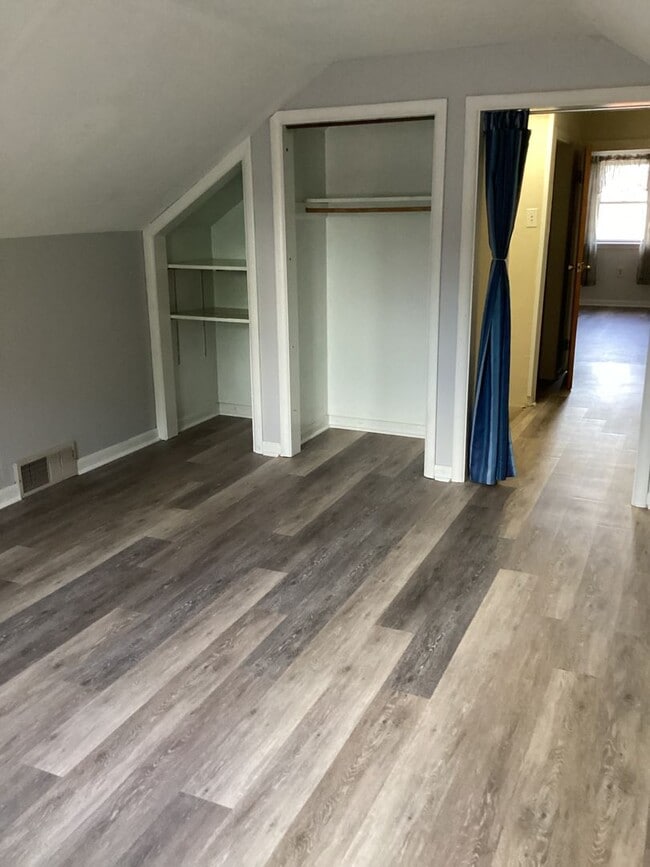 Building Photo - Roomy Updated Home in Established Neighbor...