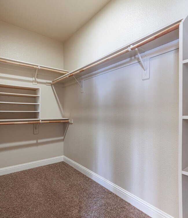 Building Photo - Amazing 3 Bedroom+Flex Room/2 Bath/3 Car G...