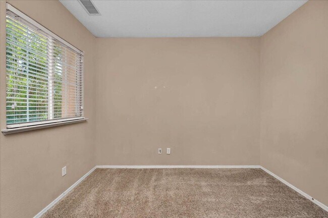 Building Photo - Spacious 4 Bedroom Home in North Clovis Gated Community